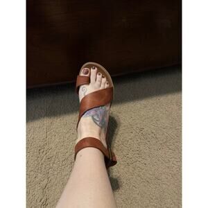 Women's Very G strappy brown Sandals size 6